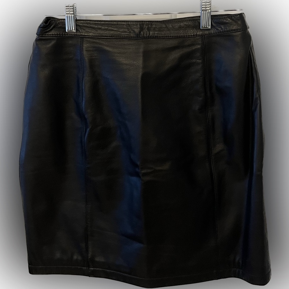 Women’s Wilsons Black Genuine Leather Zip-Up Skirt. Size 10. Color Black.